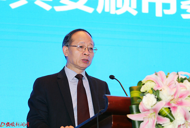陈训华出席招商引资推介会并致辞.JPG 陈训华出席招商引资推介会并致辞.JPG