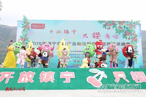 颁发《樱桃小玩家证书》及礼品.JPG 颁发《樱桃小玩家证书》及礼品.JPG