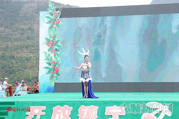 演唱《贵州情》.JPG 演唱《贵州情》.JPG