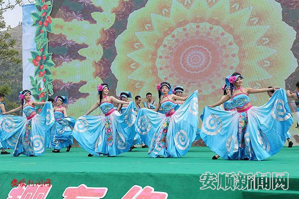 大型歌伴舞《绿韵樱桃》.JPG 大型歌伴舞《绿韵樱桃》.JPG