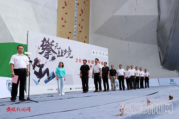 全体起立,奏唱中华人民共和国国歌 (1).JPG