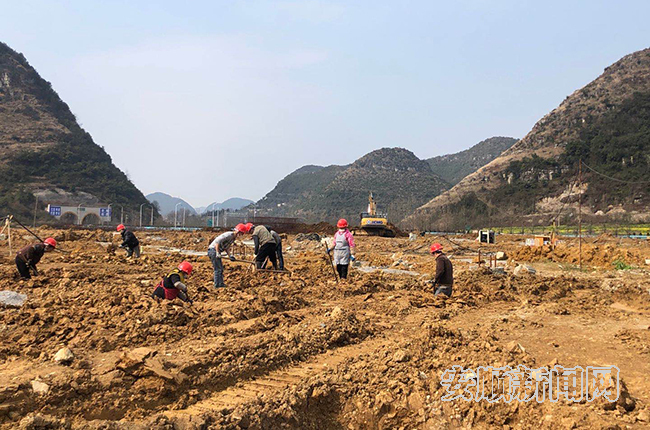 【把时间抢回来 把损失补回来】西秀区高性能新型复合材料研发制造项目：机械运转忙碌 工人干劲十足