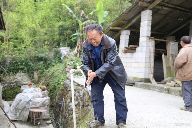 近年来,紫云自治县不断提升饮水安全工程。图为大营镇大营村鼠场坡组村民韦堂国打开房前水龙头洗手。 近年来,紫云自治县不断提升饮水安全工程。图为大营镇大营村鼠场坡组村民韦堂国打开房前水龙头洗手。