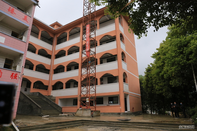 紫云自治县不断完善教育基础设施,图为格凸河小学新建的教学楼一角。 紫云自治县不断完善教育基础设施,图为格凸河小学新建的教学楼一角。