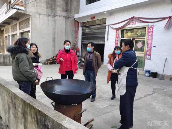 疫情期间，冯玉兰（中）到群众家中劝导农户不能办酒席