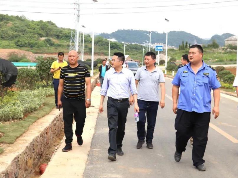 不负“青山”不负“民”——记全省优秀党务工作者平坝区天龙镇党委书记龙海斌