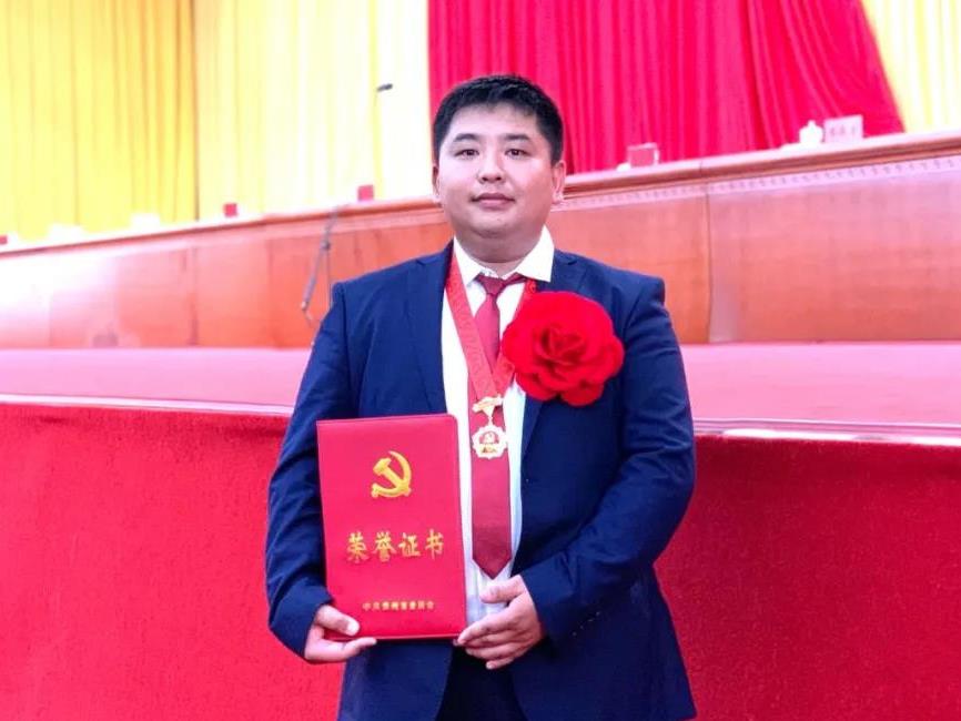 不用扬鞭自奋蹄 争当人民勤务兵——记全省优秀共产党员平坝区夏云镇党委副书记斯恩泽
