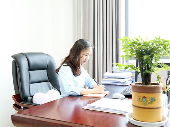 让宣讲活动“接地气”“冒热气”“扬正气”  ——记全市优秀共产党员、镇宁自治县委宣传部副部长、县新闻出版局局长张雯 