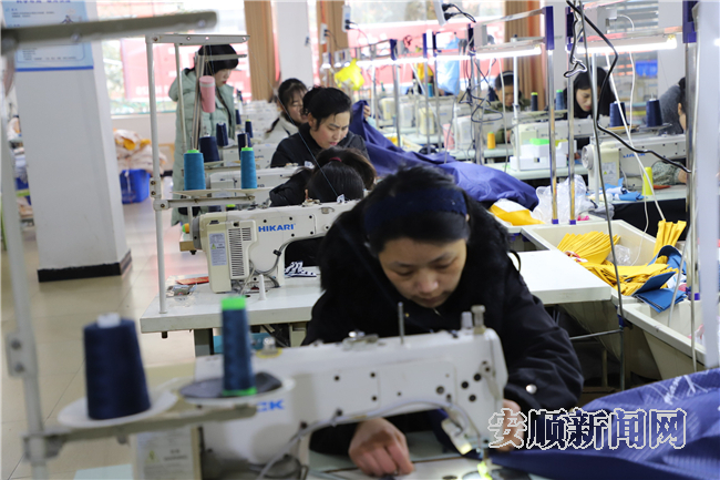 贵州鑫驰越服饰有限公司：搬迁群众家门口上班 安居又乐业