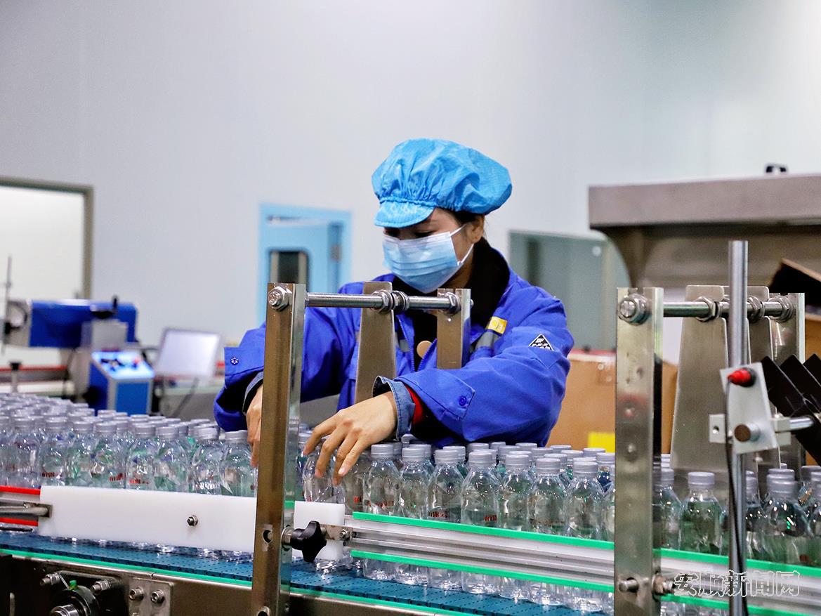 贵州天瀑龙泉生态科技有限公司：日产十万瓶，确保“开门稳”