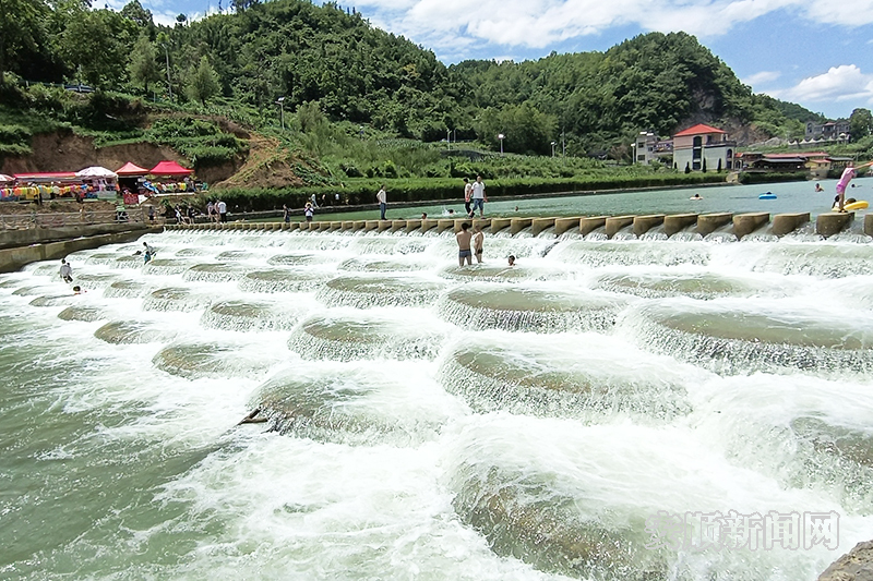 紫云板当镇： 清凉翠河引客来 消夏避暑人气旺