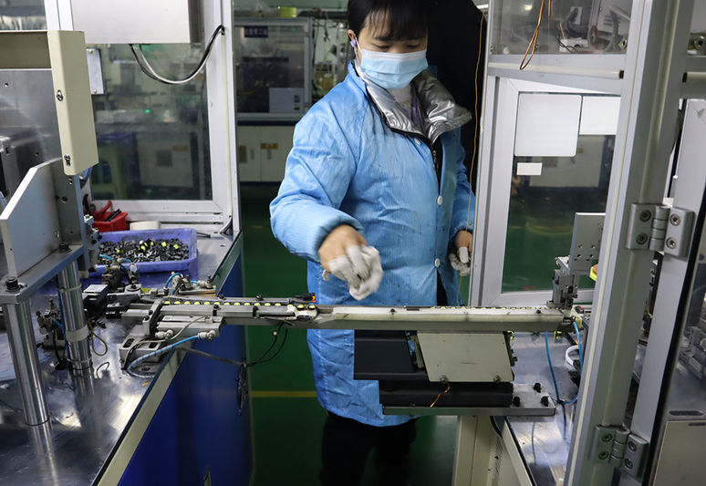工人调整生产线的产品摆放位置.jpg
