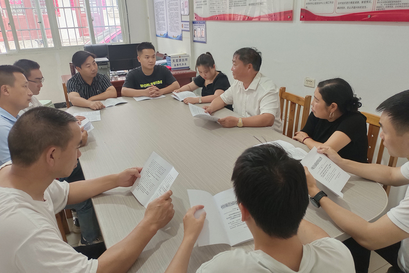 平坝区天龙镇高田村,该村党支部书记朱高学向村委“六大员”讲解工伤保险参保政策.jpg