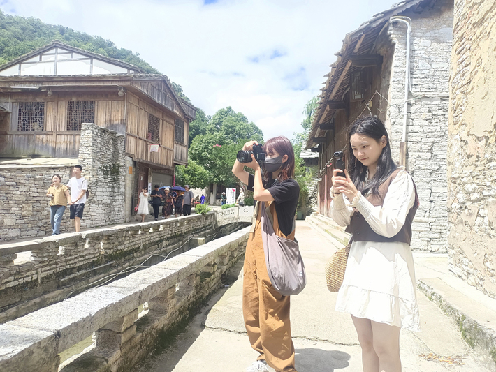 旅游博主“初安”与同伴打卡天龙屯堡景区,拍摄视频素材.jpg