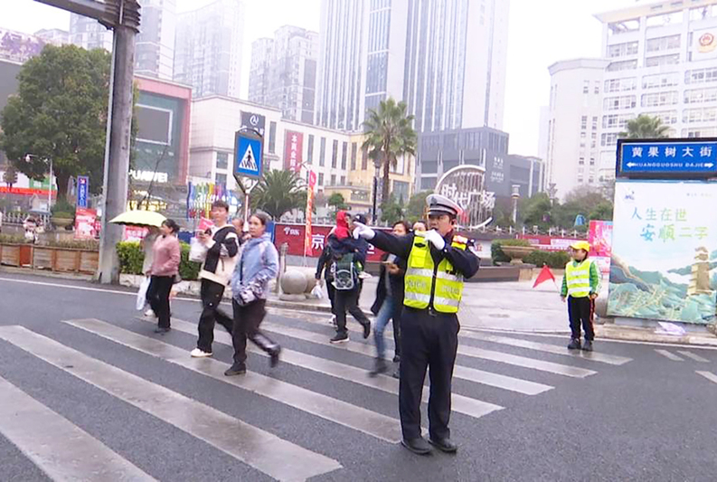 安顺交警：多措并举筑牢文明交通防线-FZ1002201821.jpg
