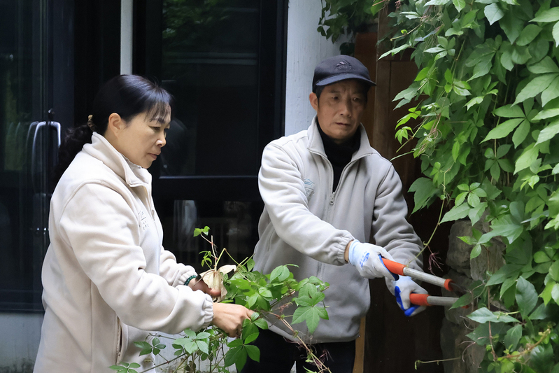 韦仕成和吴小翠夫妻俩共同工作-FZ1002374678.JPG