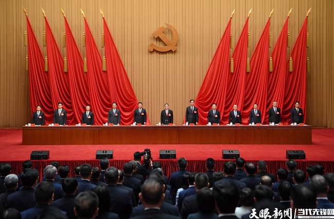 17459366563361.JPG (审定)WEN_9493-----2025年4月29日,中国共产党贵州省第十三届委员会第七次全体会议在贵阳召开。全体起立高唱《国际歌》。贵州日报天眼新闻记者 闻双 摄影.JPG