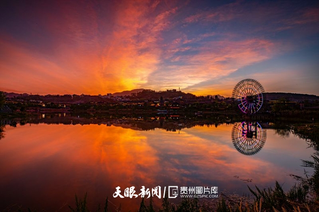 17459404785593.jpg 4月16日,丹寨万达小镇的晚霞。苗西明 摄.jpg