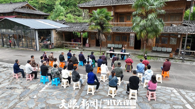 17459441873629.jpg 4月23日上午,深入学习贯彻习近平总书记在贵州考察时的重要讲话精神黔东南州“理论宣传二人讲”宣讲组走进丹寨县南皋乡石桥村。.jpg