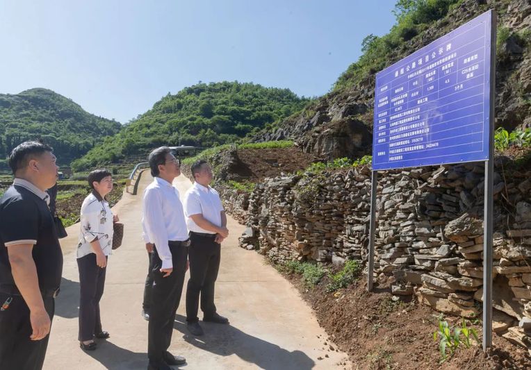 白云镇白云村李家院冲头至老塘水井“组组通”硬化路项目点,督导“组组通”建设管理情况.jpg