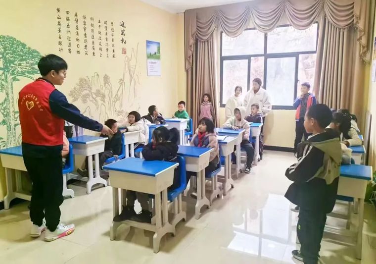 志愿者在儿童之家为孩子提供辅导.jpg