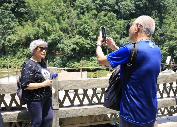 游客在大瀑布前拍照留念-FZ1002827905.jpg
