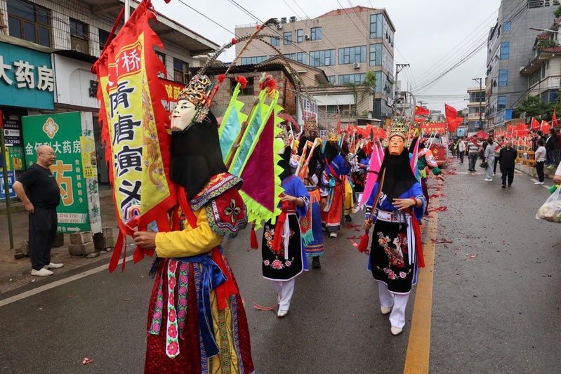巡游中,关公神轿庄严前行,身着传统凤阳汉-FZ1002871979.JPG