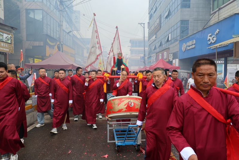 巡游中,关公神轿庄严前行,身着传统凤阳汉-FZ1002871981.JPG