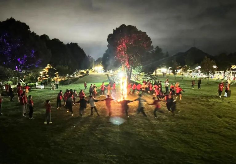 雨露部落举行篝火晚会.jpg