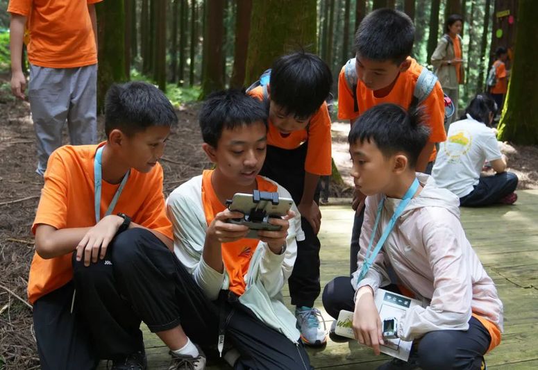 同学们分享着无人机飞行功能等-FZ1002967185.jpg