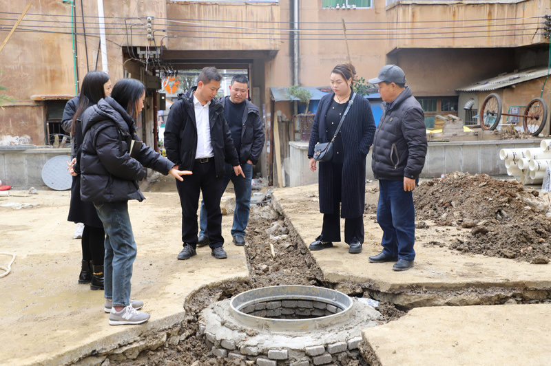 社区、居民与专业部门面对面协商解决小区排污问题.JPG