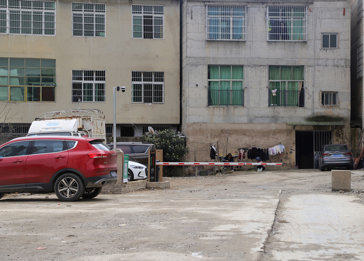 城南农贸市场对面区域改建后的停车场-FZ1002972022.JPG