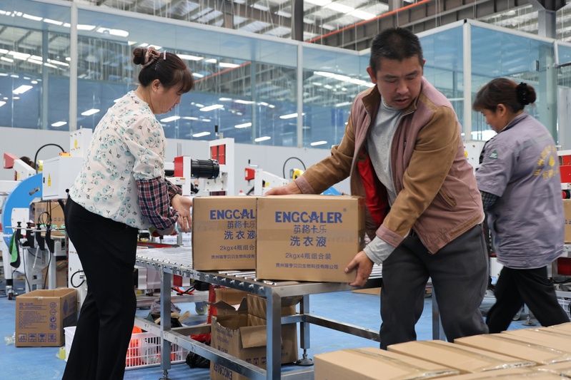 工人搬运成品-FZ1002971577.JPG