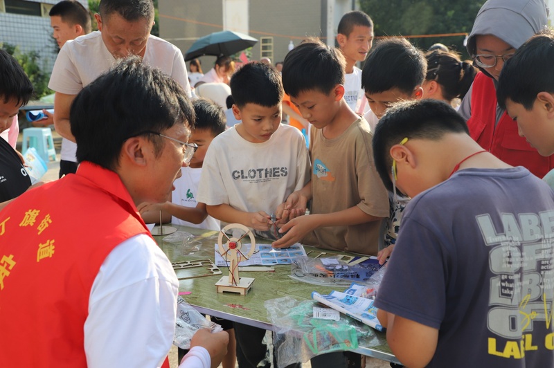 科学实验区孩子们自制小风扇-FZ10021032480.JPG