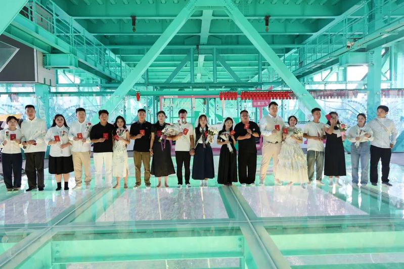 刚领证的9对新人来到大桥打卡“一世爱你”.jpg